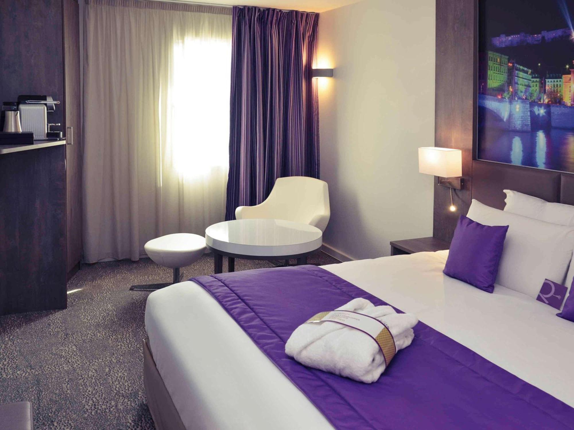 Mercure Lyon Est Шапоне Екстериор снимка